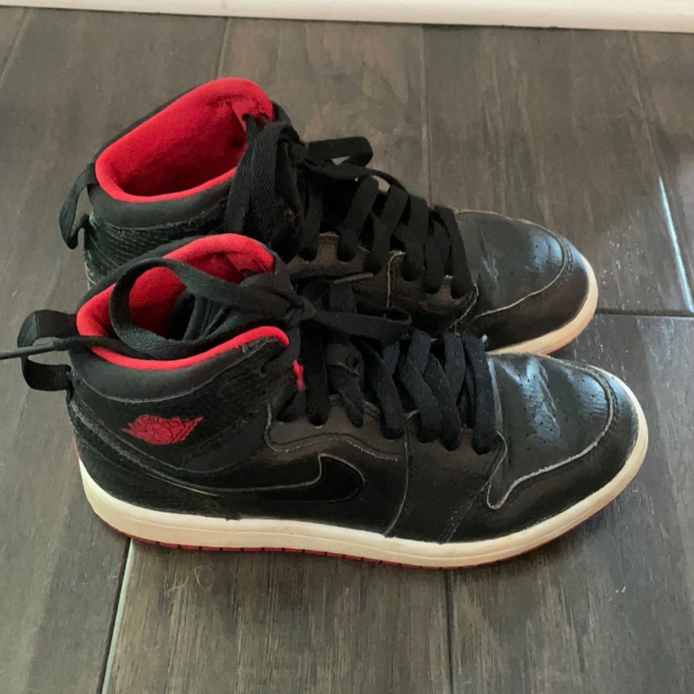 Kids Air Jordans high top in black/red